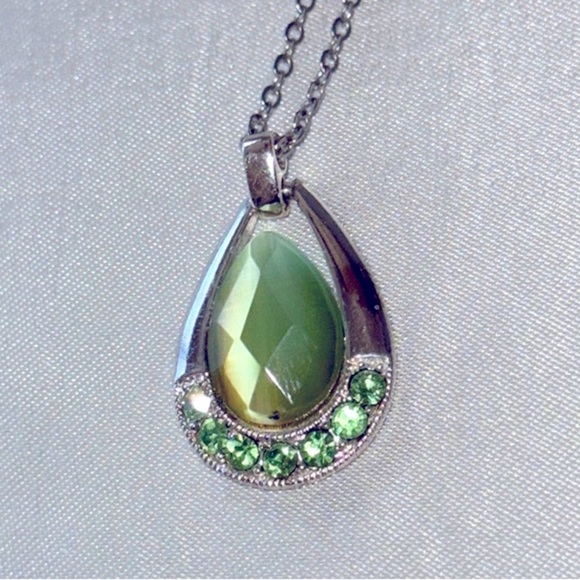 Elegant Silver Green Cats Eye & Peridot Gemstone Pendant & Earrings Jewelry Set - Picture 5 of 12